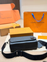 LOUIS VUITTON MESSENGER BAG - Image 4