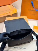 LOUIS VUITTON MESSENGER BAG - Image 2