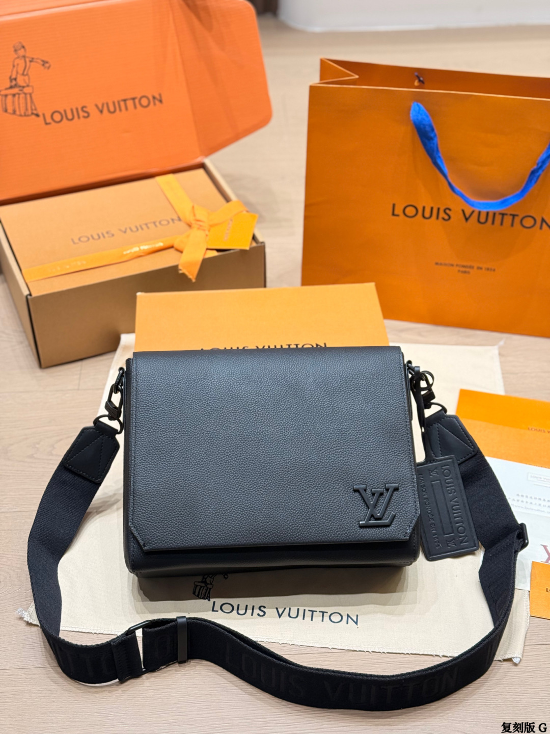 cmp_i1775808617807_6953_0_1 LOUIS VUITTON MESSENGER BAG - Image 1