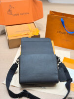 LOUIS VUITTON MESSENGER BAG - Image 3