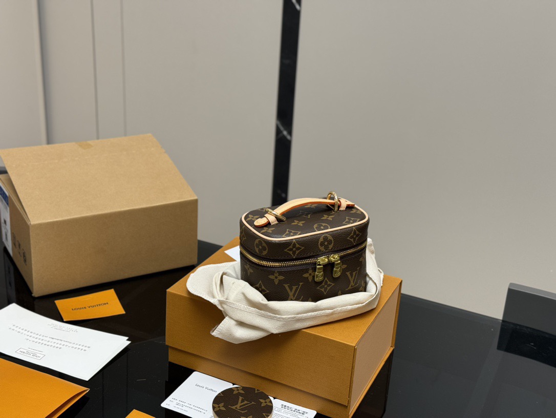 i1775790729341_8455_0_0 LOUIS VUITTON COSMETIC BAG - Image 1