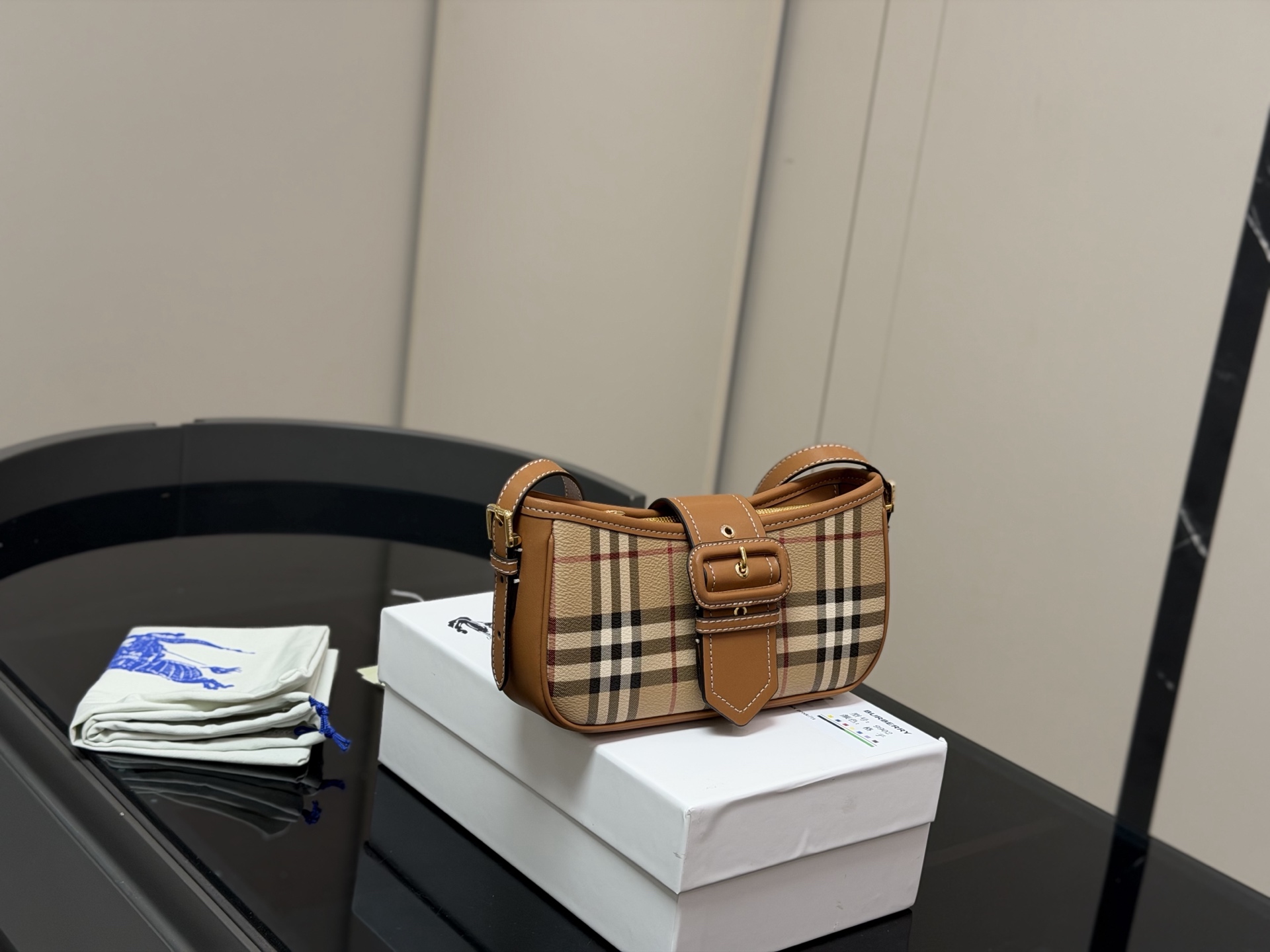 i1776153205029_3812_0_0 BURBERRY RETRO HANDBAG - Image 1
